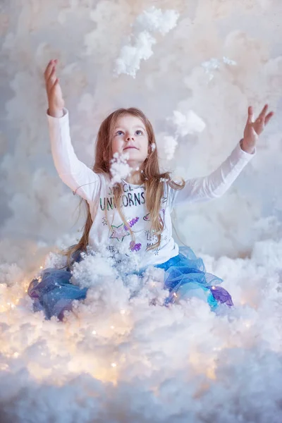 Het Meisje Weegt Tussen Pluizige Decoratieve Wolken Prachtige Foto — Stockfoto