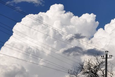 Bir bahar gününde büyük beyaz bulutlar.