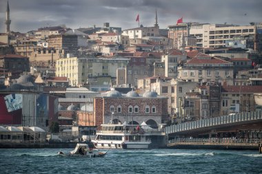 Güneşli bir günde Boğaz ve eski kasabanın manzarası. İstanbul. Türkiye