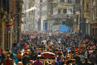 İstanbul 'un en popüler yaya caddesi boyunca yürüyen bir kalabalık. Istiklal Caddesi 'ndeki insanlar. İstanbul. Türkiye.