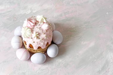 Paskalya pastası ve renkli yumurtalar narin bir arka planda. Hassas pastel renkler.