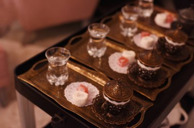 Orijinal fincanlarda Türk kahvesi ve tepside oryantal tatlılar