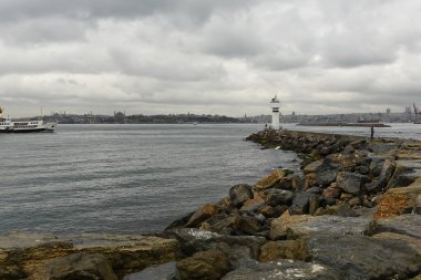 İstanbul kıyıları ve deniz feneri Boğaz manzarası.