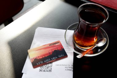 Türkiye 'yi ziyaret etmek için bir bardak geleneksel Türk çayı, İstanbul ulaşım kartı ve HES kodu gerekiyor. Türkiye 'ye giriş için yeni kurallar.