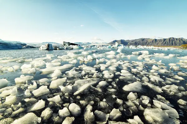 Buzlar Suda Dağlar Arka Planda Yüzüyor Buzul Gölü Zlanda — Stok fotoğraf
