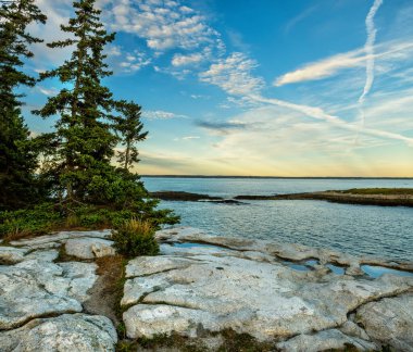 Gün batımında Atlantik kıyısı. Issız kayalık sahil. ABD. Maine.