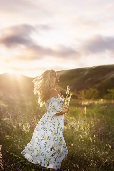 Une Femme Robe Légère Marche Parmi Les Collines Fleurit Herbe — Photo