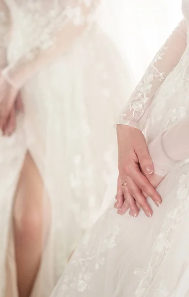Σιλουέτα Της Νύφης Λευκό Δαντελωτό Φόρεμα Και Ένα Χέρι Δαχτυλίδι — Φωτογραφία Αρχείου