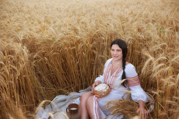 Uma Menina Vestido Bordado Nacional Senta Com Pão Jarro Leite — Fotografia de Stock