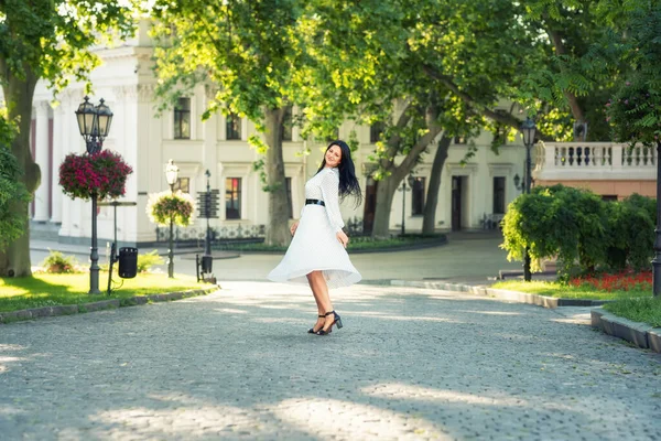 Uma Menina Vestido Branco Está Girando Rua Centro Cidade Velha — Fotografia de Stock