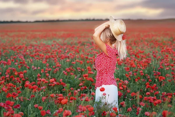 Une Femme Avec Chapeau Paille Dans Champ Pavot Fleurs Coucher — Photo