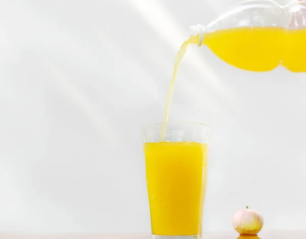 Boisson Orange Versée Dans Verre Sur Fond Clair — Photo