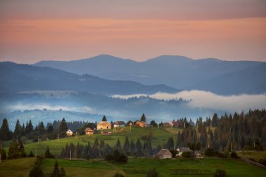 Sabahın erken saatlerinde dağlarda küçük bir köy manzarası