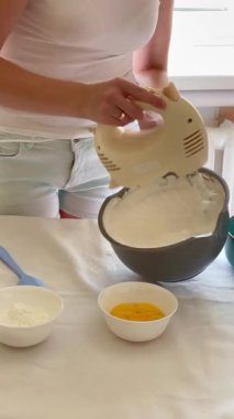 Kremalı krema ve kremalı krema, kremalı pasta, böğürtlen ve nane şekeri. Yumuşak güneş ışığında beyaz masa örtüsü, rahat ev mutfağı. dikey video, boşluğu kopyala.