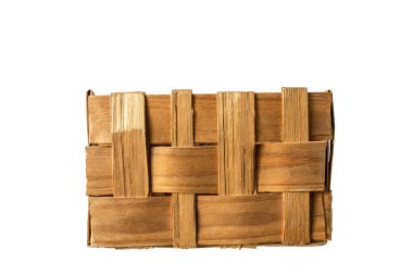 Tahta bir kutu şeklinde dikdörtgen hasır sepet, beyaz arka planda izole, dekoratif depolama konteynırı,