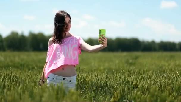 Lächelnde Brünette in kurzen Hosen macht Selfie-Video — Stockvideo