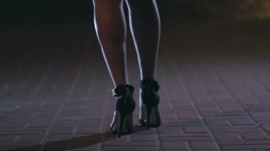 Gece şehir sokak dans kadının bacakları yukarı kapatın