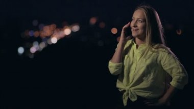 Mutlu kadın cep telefonunda geceleri söz