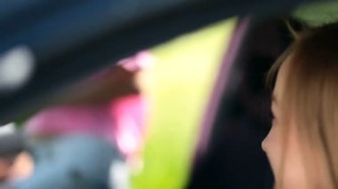 Sevimli kadın arabada bekliyor görünümünü kapat