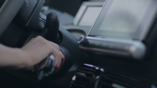 Жіноча рука водія кладе ключ запалювання до замкової щілини — стокове відео