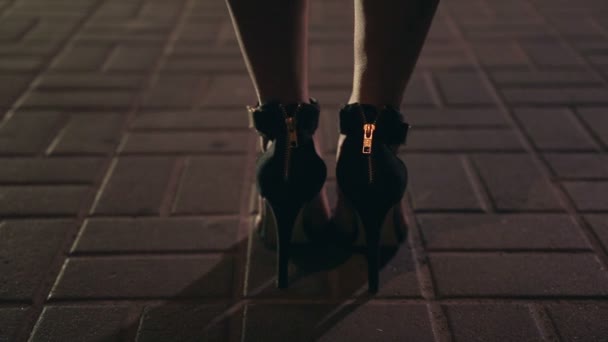 Fechar as pernas das mulheres a afastar-se à noite — Vídeo de Stock