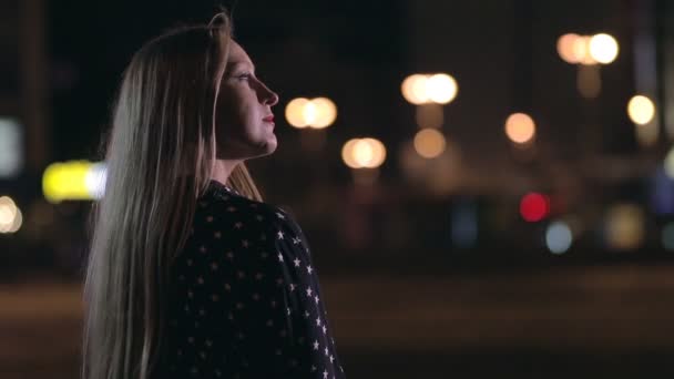 Meia mulher comprimento de pé sozinho na rua da noite — Vídeo de Stock