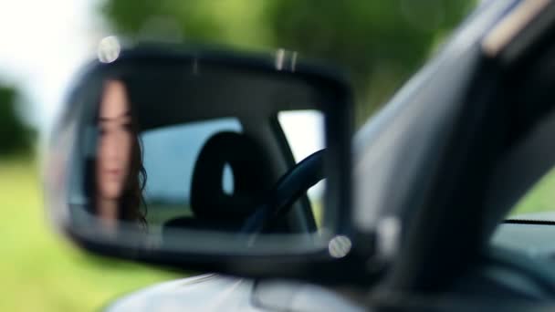 Reflejo de la mujer bonita en el espejo retrovisor del coche — Vídeos de Stock