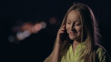 Gülümseyen kadın telefon gece City söz