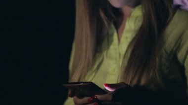 Geceleri Smartphone kullanan genç şehvetli kadın