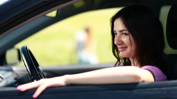 Vista laterale di attraente donna conducente nel finestrino dell'auto — Video Stock