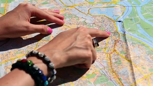 Primer plano de brazos de mujer apuntando mapa con los dedos — Vídeo de stock