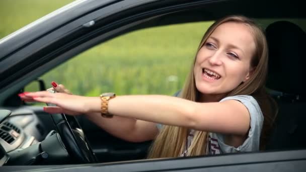 Молодая туристка с машиной спрашивает дорогу — стоковое видео