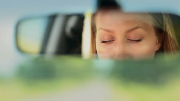 Reflejo de los ojos azules de las mujeres en espejo retrovisor — Vídeos de Stock