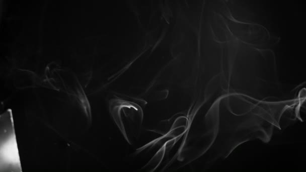 Дым дыма на черном фоне — стоковое видео