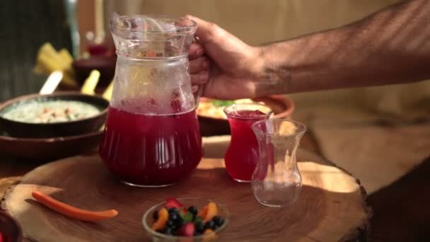 Limonada derramándose en el vaso de la jarra — Vídeo de stock