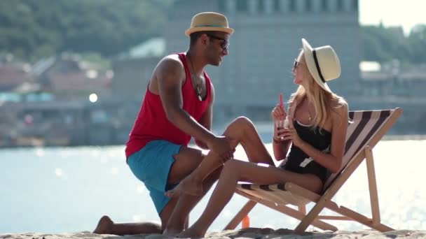 Jovem casal multicultural se divertindo na praia — Vídeo de Stock