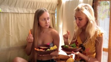 İki çekici kız tatil vegan yemek yeme
