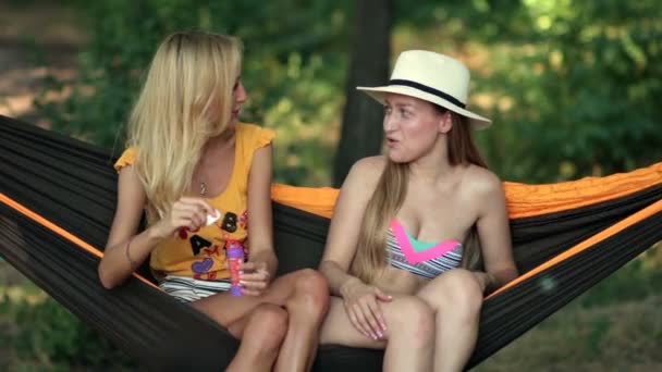 Belle donne soffiando fuori bolle zuppa sulla spiaggia — Video Stock