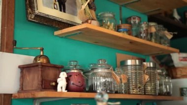 Baharat ile eski vintage mutfak rafları