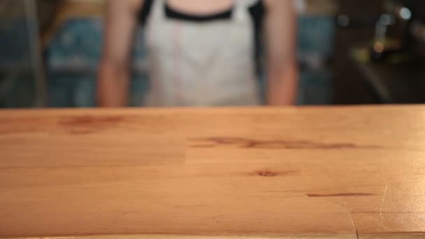 Vue rapprochée des légumes sur planche à découper — Video