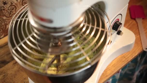 Battre la pâte avec la machine à mélanger 