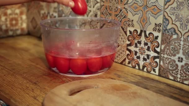 女手在厨房里剥皮煮西红柿 — 图库视频影像