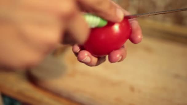 Fechar as mãos mulher descascando tomate — Vídeo de Stock