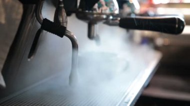Süt buğulaması Barista kapuçino hazırlamak için