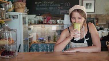 Genç güzel kadın yemek yemek keyfi