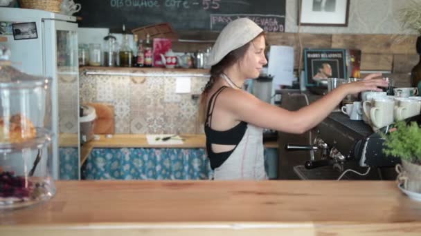 Lächelnder Barista, der in einem Café Kaffee kocht — Stockvideo