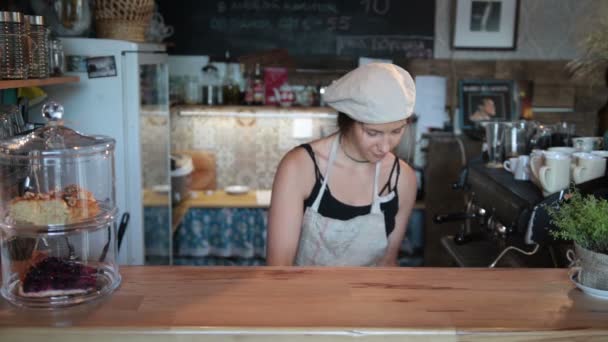 Camarera sonriente mostrando un pastel de queso fresco y sabroso — Vídeos de Stock