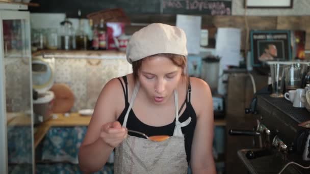 女性料理人の美味しい野菜スープを試飲 — ストック動画