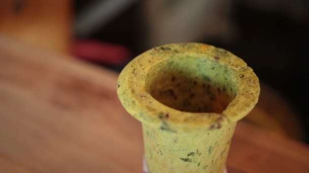 Gros plan mains remplissage comestible cône avec soupe chaude 