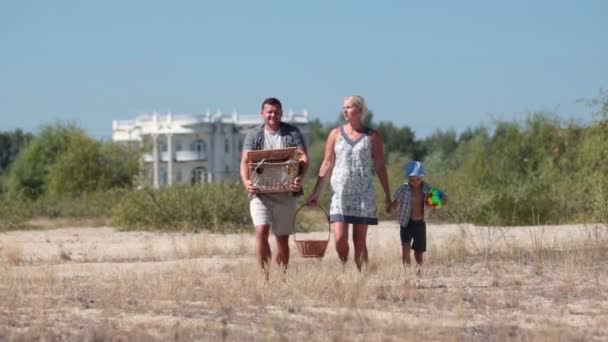 Lycklig familj pågår pinic till stranden — Stockvideo